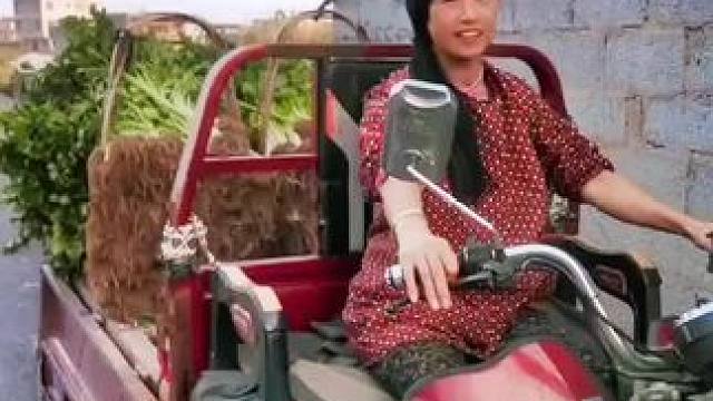 山卡卡里的农村大姐学费了开直播每天收获满满您还在恐播怕播不敢开播幵播了不知说什么吗#记录真实生活 #