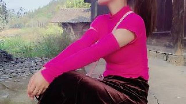 每次回到老家都感觉特别的凄凉，曾经的鸡犬相闻，如今却变得冷冷清清，现在的老屋已经没人住了，烂的烂，倒