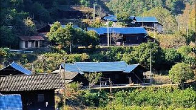 大山里的这个小村庄，还有一些人家在这里生活，房屋虽然有点破旧，交通也不方便，但他们勤劳善良朴实，每天