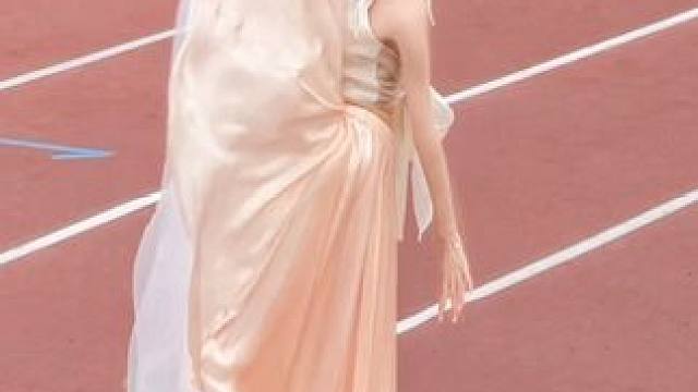 能否陪我一起过个冬#古典舞 #舞蹈生 #一字马 #操场上从来不缺舞者 #秋去东来月如风