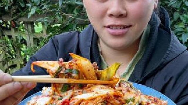 今天做个辣辣的白菜炒肉盖饭 #美食#美食分享  #下饭菜 #农村生活