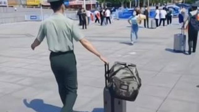 兵哥哥一身戎装退伍回家，女友捧着鲜花在车站等待，拥抱那一刻是攒够了所有的思念，最后那一对真是太甜了#