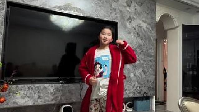 儿子和女儿都很热爱街舞、周末家庭派对之妹妹即兴个人秀#睡衣摇 #爱跳舞的小姑娘 #听到音乐就起舞 #