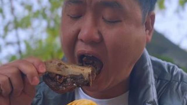 哥俩今天吃牛骨头，大口啃得满嘴流油，看着都流口水！ #新农人计划2024 #农村美