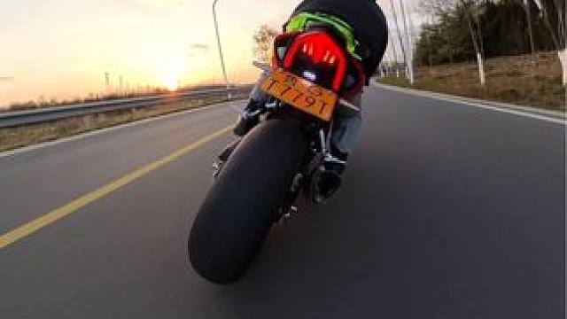 “要不，我们去追一场日落？” #x4全景相机 #影石insta360 #影石创作大赛#机车