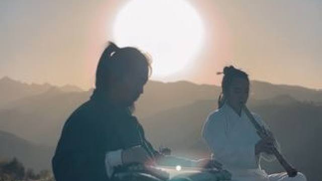 山阳抚古琴，弟子尺八吟。
和乐随风漫，仙川侧耳听。
#道系青年 #来武当山过几天仙暇日子 #自渡自愈