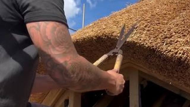 传统英伦风麦秸屋顶的手工打造工艺。 #麦秸小屋 #英伦风 #英国小屋 #工艺制作 #茅草屋