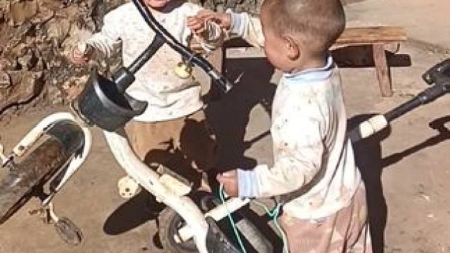 一天带孩子，带得一个头两个大。#农村娃