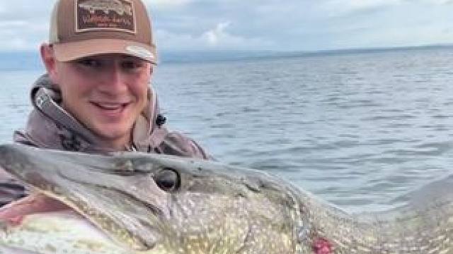 小伙钓到一条大狗鱼 #国外视频分享 #好大一条鱼 #钓鱼的乐趣只有钓