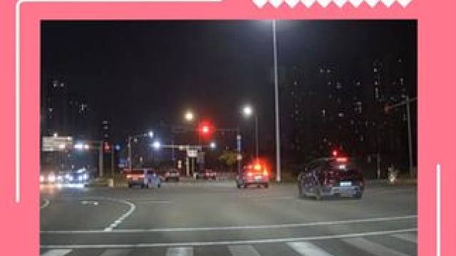 等红灯千万不要低头玩手机啊，不然老头乐带你飞#老头乐 #闯红灯 #交通 #汽车 #万万没想到