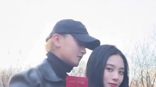 咱TAO哥特意来更新领证模版了！#黄子韬官宣卡点1919#黄子韬徐艺洋官宣领证