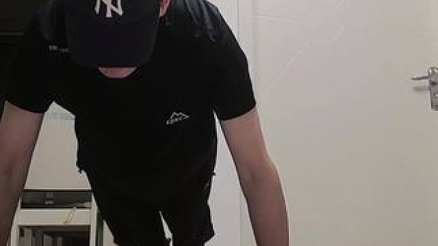 自律一个多月了，一次性只能做十多个俯卧撑… #自律打卡 #俯卧撑