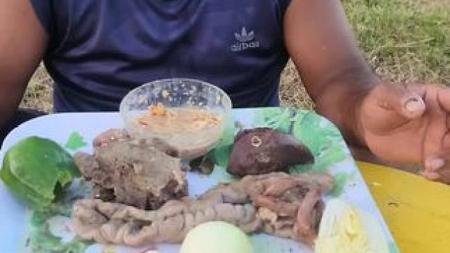 印尼雷斯大叔吃饭了 #东南亚美食 #印尼美食#农村美食