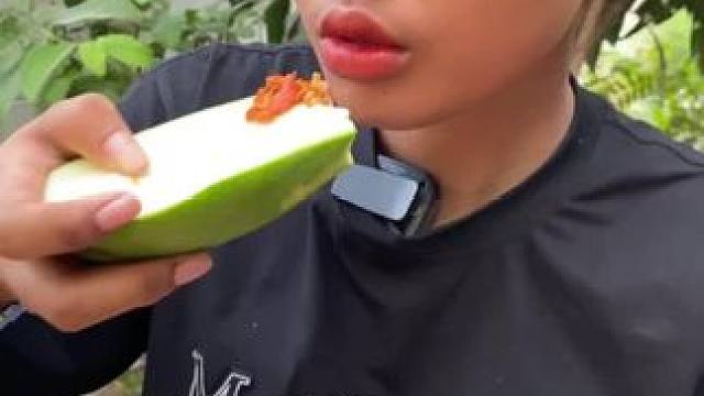 生芒果配辣椒酱酸辣爽口 #生芒果沾辣椒 #生芒果吃法 #芒果辣椒吃法 #东南亚美食 #农村味道