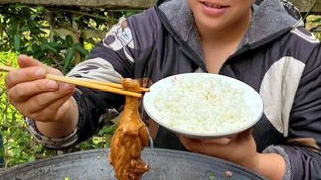 今天做一锅麻辣鸭，配着豌豆尖和蒜苗太好吃了 #美食 #农村生活 #美食分享