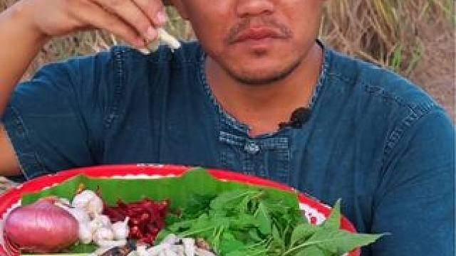 香米饭铁锅辣炒️大蜂蛹 #泰国美食 #户外美食 #美食 #泰国生活