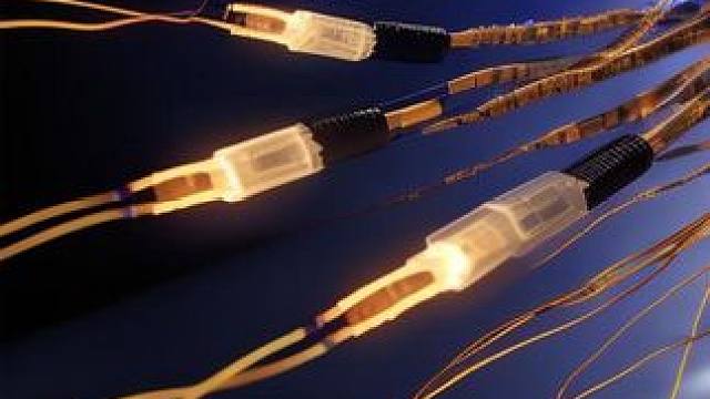 光纤是如何传递信息的？千里之外让人实现通讯，设计太妙了 #科普一下 #趣味科普 #动画原理 #光纤通