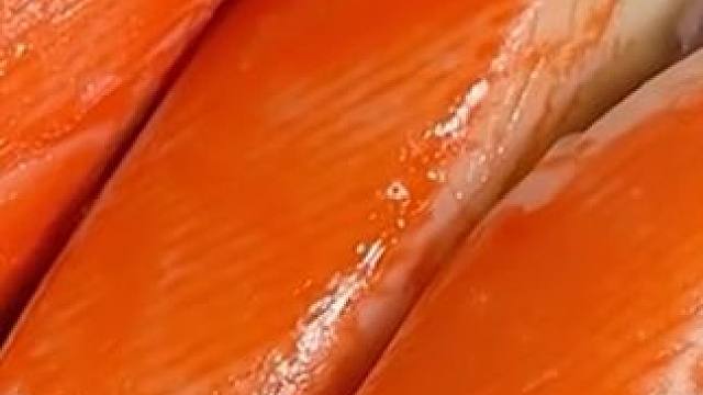 螃蟹竟然还可以这么韧性#螃蟹 #蟹柳 #蟹味棒