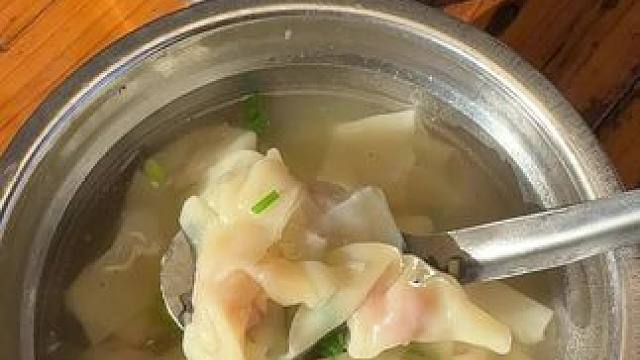 藏在菜市场里2闷13个的肉肉云吞！这物价太感人了！烟火气好足～#省饭课代表 #地方特色美食 #路边摊