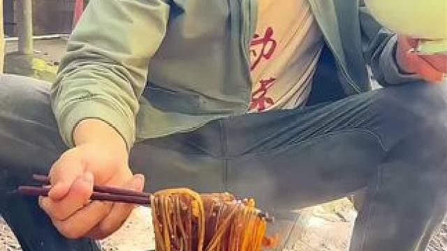 #我的乡村生活 #农村美食 #农村生活主打一个不能闲着 红薯粉炒肉丝很美味可口