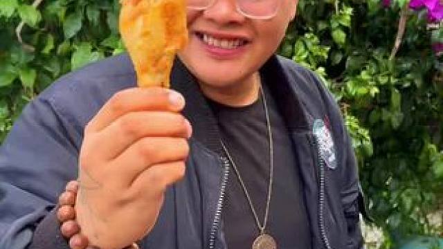 ToRung搞笑 我终于知道鸡腿怎么吃了
#搞笑视频 #搞笑#看一遍笑一遍 #解压