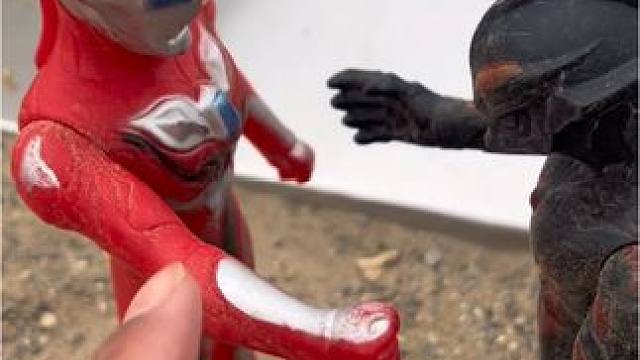 奥特曼和贝利亚一起玩滑滑梯