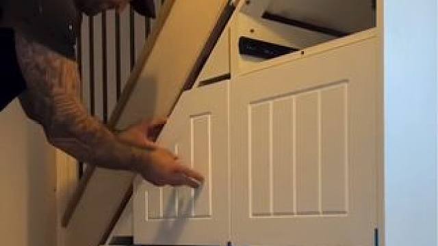 楼梯护栏扶手以及一楼楼梯间储藏柜制作安装。 #施工工艺 #工艺制作 #楼梯扶手 #楼梯间施工 #别墅