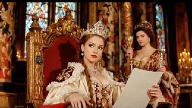 将AI元素，精妙地镶嵌于超级Panavision 70那无与伦比的摄影风格之中，匠心独运地塑造出复古