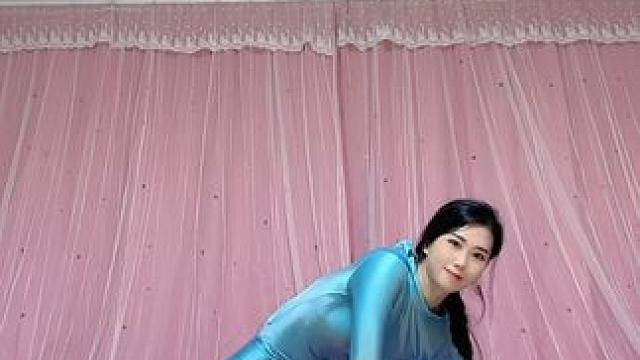 #正常瑜伽动作无不良引导 #瑜伽女孩 #一字马 自信才能带来最大的自由#自信的女人自带光芒