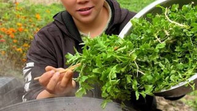 今天挖了各种野菜，做个香辣猪油火锅吃过瘾 #火锅 #美食 #野菜 #农村生活