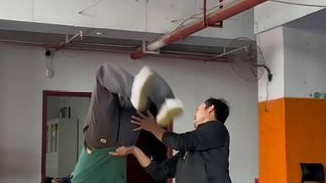 喜欢就要坚持，徒弟初次挑战后手翻，这表情继续加油！ #武术 #空翻#后手翻#冬练三九夏练三伏