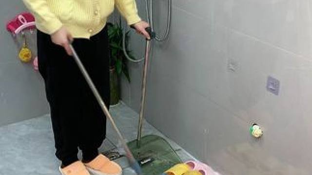 #可伸缩毛巾架  收纳毛巾不占空间，还是个#可伸缩拖鞋架 拖鞋上墙不积水，卫生间干净整洁多了#免打孔