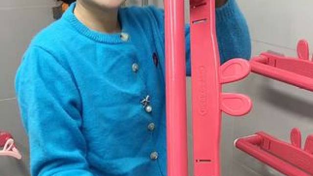 #可伸缩毛巾架 收纳毛巾不占空间，还是个#可伸缩拖鞋架 拖鞋上墙不积水，卫生间干净整洁多了#免打孔 