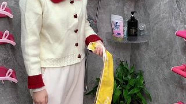 #可伸缩毛巾架 收纳毛巾不占空间，还是个#可伸缩拖鞋架 拖鞋上墙不积水，卫生间干净整洁多了#免打孔 