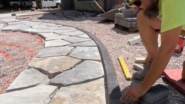 大石板铺设庭院小道工艺。 #施工工艺 #庭院地面铺装 #能工巧匠 #地面装饰 #结实耐用