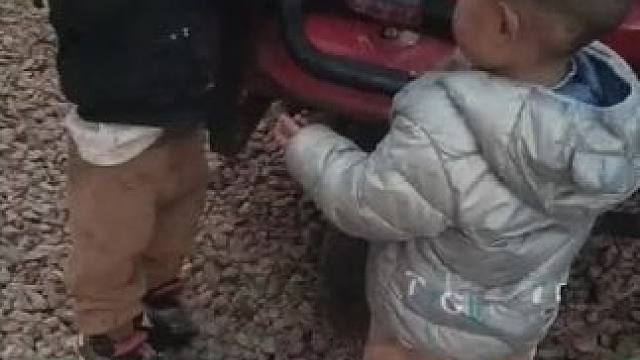 小双问大双要东西吃，大双直接一囗吃了。#记录真实生活