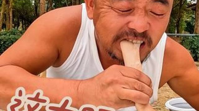 沙和尚在崇左市吃猪大肠，一根全干完真舒服，中集#自驾游 #床车生活