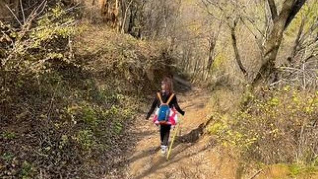 小山村天黑就睡，天不亮就起，不熬夜，没有失眠烦恼，没有任何娱乐聚会，钻到暖暖的被窝睡个安稳觉，简简单