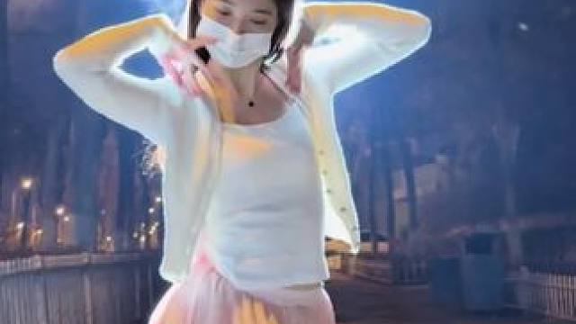 看待一个现象的时候，对因果关系的追寻，要保持谦卑。#你是风儿我是沙 #舞蹈#氛围感