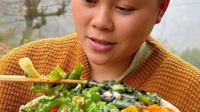 今天做个美味的小葱炒辣椒，直接盖饭吃一大碗 #美食 #农村生活 #美食分享