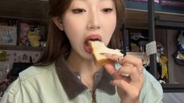 越来越喜欢这个发色啦！#女大学生日常生活 #日常vlog #校园vlog #大学生的一天 #vlog