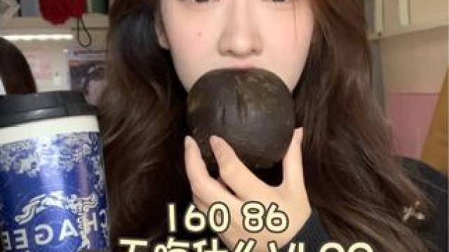 vlog｜160 86斤一天吃什么
早：无
中：焙茶米面包 半杯伯牙绝弦
晚：半碗螺蛳粉
加餐：一块