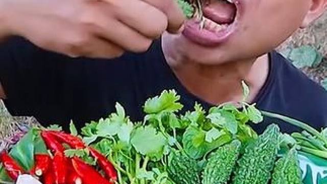 小苦瓜木蝴蝶辣拌️鲜牛肉 #泰国美食 #户外美食 #泰国生活 #美食