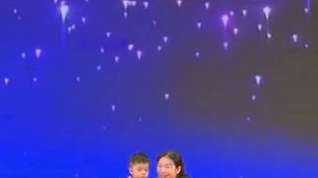 萌娃上台演出不适应，妈妈从鼓励到陪伴最后默默退出舞台，像极了一个人的成长过程。