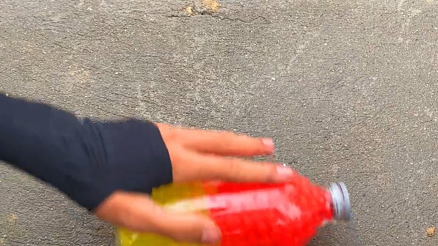 楼梯滚瓶子爆破解压时刻