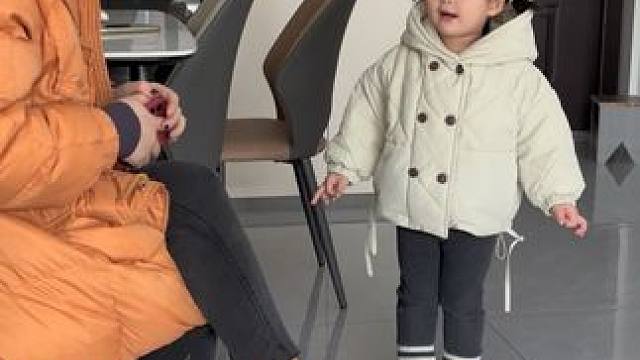 偷偷喝了她一瓶奶至于吗？吓的我大气都不敢喘一下！#人小鬼大的小丫头 #越养就越上头的人类幼崽