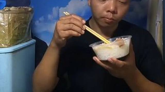 走几十公里上坡路终于走出戈壁滩了累趴了，晚上花42块吃牛肉大餐#户外美食 #取暖神器 #露营