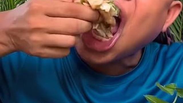 阿嘎吃新鲜蔬菜辣煮️牛耳朵 #泰国美食 #户外美食 #泰国生活 #美食