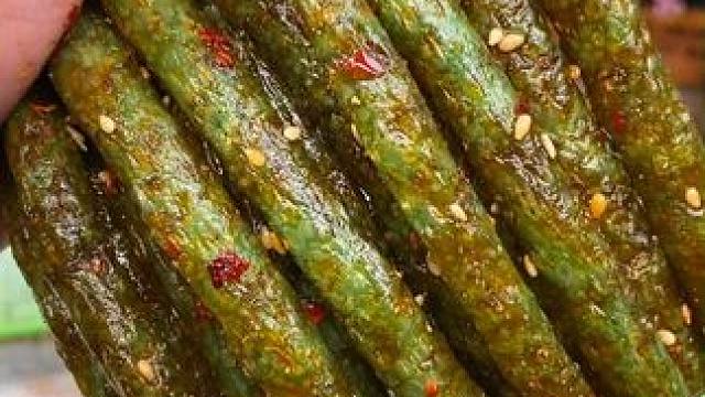 就连我一个不爱吃香菜的都爱上了这个香菜辣条！真的好吃又上头！#零食推荐 #追剧小零食 #好吃到停不下