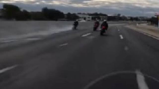 一群兄弟追着你说，啊不不不... 你却以为别人要赢你...#摩托车 #机车 #专业动作请勿模仿